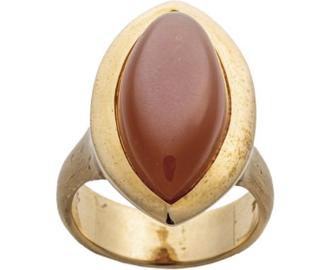 Mondsteinring 750-er Gelbgoldring ca. 20,2 g. Navettenfoermiger Ringkopf besetzt mit karamellfarbenem Mondstein-Cabochon 22x1