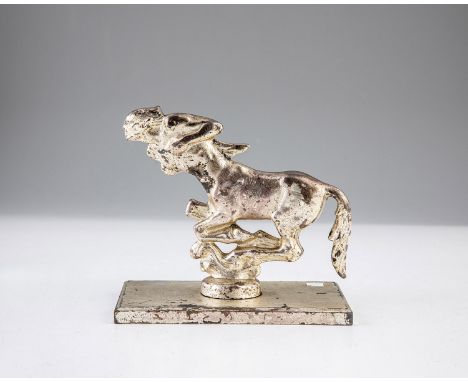 Kuehlerfigur Zentaur Wohl Frankreich, um 1925 Auf runder Plinthe stehender Zentaur. Im Sockel unleserlich bezeichnet (DI..R).