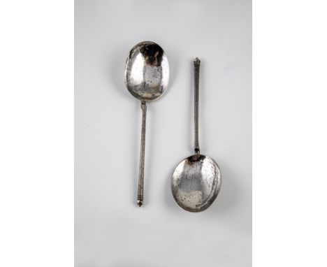 Zwei Loeffel Deutsch, um 1700, Meister HG Silber. Stiel mit Schlangenhautdekor. Beide Loeffel auf der Rueckseite mit Meisterm