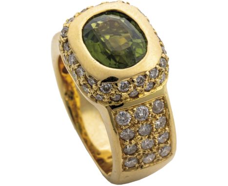Turmalinring mit Brillanten 750-er Gelbgoldring mit oval facettiertem, gruenem Turmalin 10x8 mm. Brillanten-Entourage zus. ca