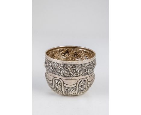 Silberschale London, 1912 Silber. Der untere Teil der Wandung mit getriebenen Rocaillen auf punzierten Fond, der obere Teil m