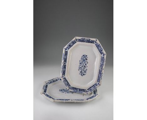 Zwei Platten Frankreich, wohl Strassburg, um 1730 Ovale, achteckige Form mit Dekor in Blaumalerei: stilisierte Floralborduere