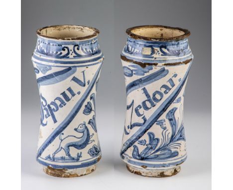 Paar Apothekengefaesse Spanien, Katalonien, um 1700 Albarelli mit meist floralem Dekor in Blautoenen und Inschriften ''S. Lap