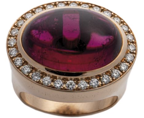 Turmalinring mit Brillanten 585-er Gelbgoldring ca. 13,9 g. Querovaler Ringkopf besetzt mit himbeerrotem Turmalin-Cabochon in