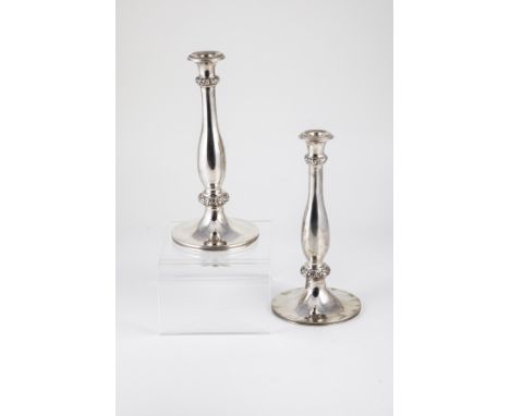 Paar Leuchter Österreich, Wien, Christian Sander (sen.), 1855 Silber. Auf Rundfuss. Einflammig. Balusterschaft mit getriebene