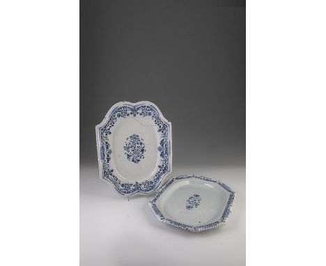 Zwei grosse Platten Strassburg, Joseph Hannong und Marseille, um 1730 Ovale, achteckige bzw. geschweifte Form mit Dekor in Bl