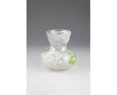 Vase mit Seerose Eugène Michel, Luneville um 1900 Farbloses Glas, opak weiß sowie opak hellgrün überfangen. Umlaufend reliefi