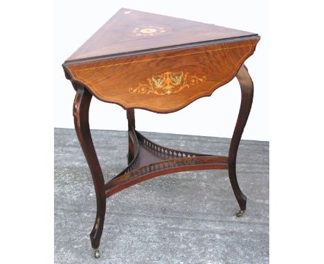 An Edwardian inlaid drop leaf corner table, lower shelf with gallery sides on cabriole legs and castors. CONDITION REPORT Som