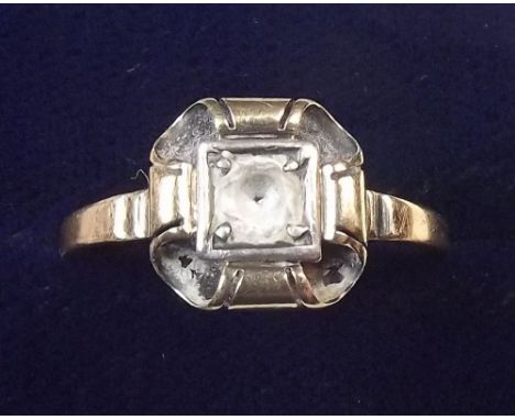A Victorian 14 ct gold ring with folded design and white stone 2g size T