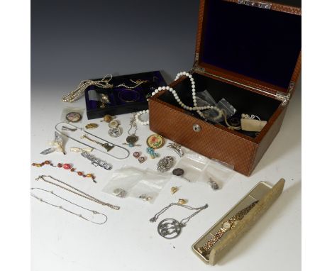 A quantity of Jewellery and Costume Jewellery, including a silver hinged bangle, a silver flatlink chain necklace, 36g, four 