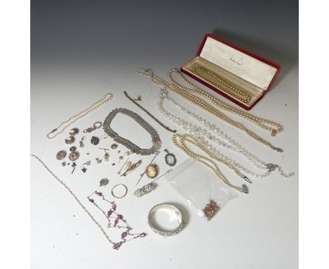 A quantity of Jewellery and Costume Jewellery, including a small quantity of damaged 9ct gold, 10g, a silver foliate hinged b