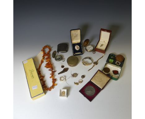 A quantity of Jewellery and Costume Jewellery, including a Baltic amber shard Necklace, a damaged Edwardian peridot and seed 