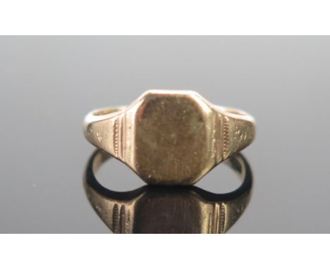 A 9ct Gold Signet Ring, size O, 3.7g 
