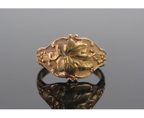 A 10K Montana Gold Ring decorated with a vine leaf and grapes, size K.5, 3.22g 
