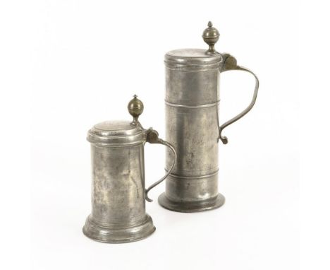 2 Walzenkrüge Zinn    Je gepunzt.        1784 bzw. 1809.                    H 34 bzw. 24 cm.                Hoher Walzenkrug 