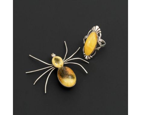 Ring und Brosche/Anhänger mit Bernstein                Silber 925 gestempelt, geprüft.        Ringgröße 51. 5,5 x 4 cm.      