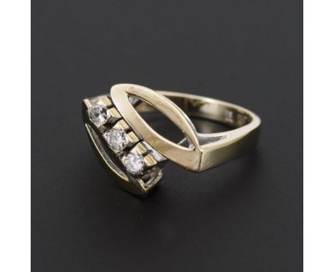 Ring mit Brillanten                Weißgold 585 gestempelt.        Ringgröße 51.        4,8 g.                3 chatongefasst