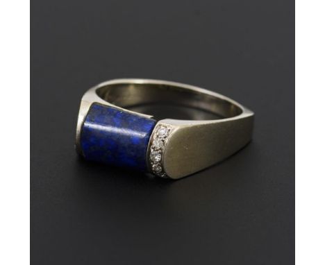 Ring mit Lapislazuli und Diamanten                Weißgold 585 gestempelt.        Ringgröße 59.        4,4 g.                