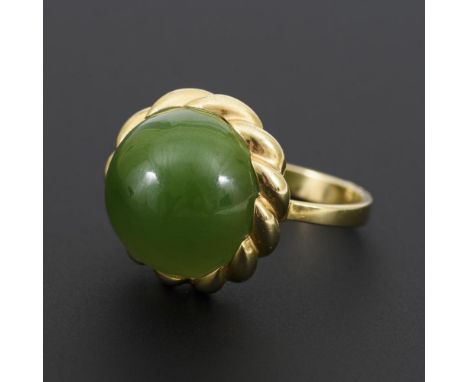 Ring mit Jade                Gelbgold 333 gestempelt.        Ringgröße 55.        6,6 g.                Cabochon in reliefier