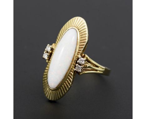 Ring mit Weißem Opal und Diamanten                Gelbgold 585 gestempelt.        Ringgröße 59.        4,8 g.                