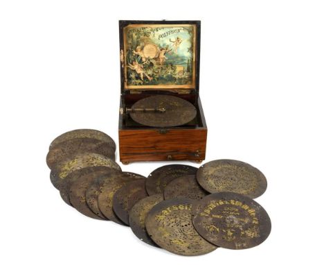 Polyphon-Spieldose mit 15 Platten    Um 1900.                    Nussbaum furniert mit hellen Einlagen.        16 x 26 x 24 c