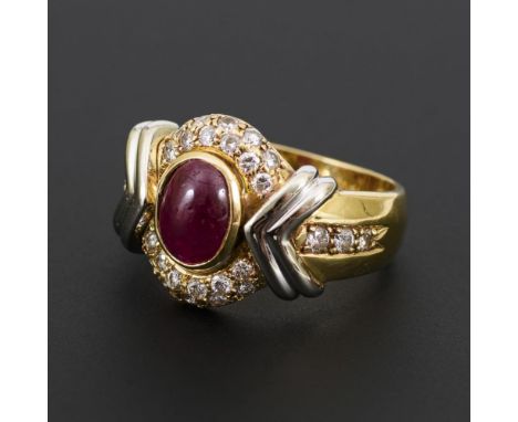 Ring mit Rubin und Brillanten                Gelbgold 750 gestempelt.        Brillanten gesamt 0,42 ct. Ringgröße 56.        