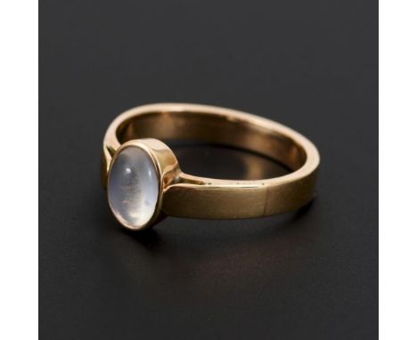 Ring mit Mondstein                Roségold 585 geprüft.        Ringgröße 52.        2,9 g.                Zargengefasster Cab