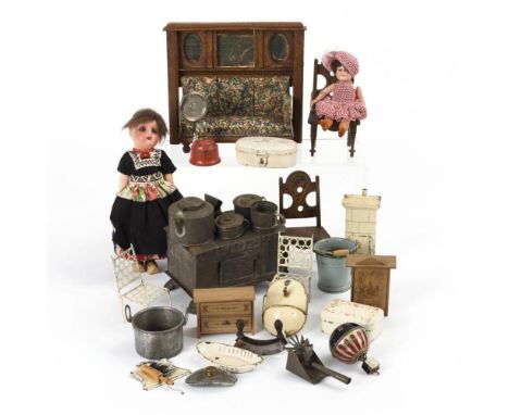 Puppenstubenkonvolut mit Blechherd und 2 Püppchen                Holz, Blech, Stoff etc.        H 1,5 - 17,5 cm.             