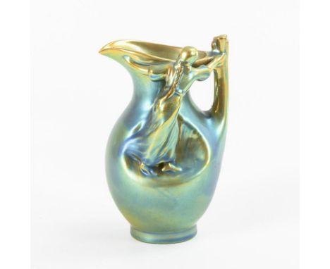 Kännchen mit 2 Mädchenfiguren    Zsolnay, Pecs.        Stempelmarke, 1968-96.        Modell-Nr. 8.                    Grünbla