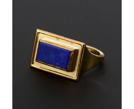 Ring mit Lapislazuli                Gelbgold 585 gestempelt.        Ringgröße 55.        7,9 g.                Zargengefasste