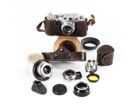 Leica-Fotoapparat im Lederetui und mit Zusatzobjektiv    "Leica DRP Ernst Leitz Wetzlar".        Modell-Nr.: 612166.         