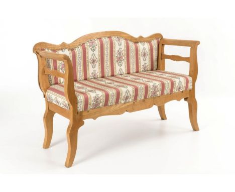 Puppensofa im Biedermeier-Stil    Wohl um 1900.                    Buche massiv, gestreifter Stoffbezug.        78 x 53 cm.  