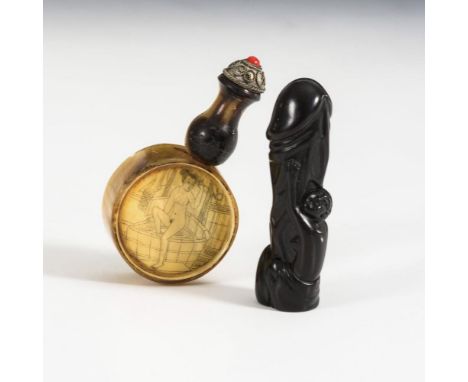 Erotische Netsuke und Snuffbottle                        Penis aus dunklem Holz, von einer Frauenfigur umschlungen, signiert,
