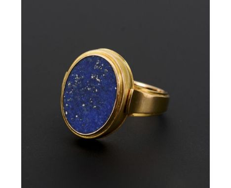 Ring mit Lapislazuli                Gelbgold 585 gestempelt.        Ringgröße 54.        6,1 g.                Zargengefasste