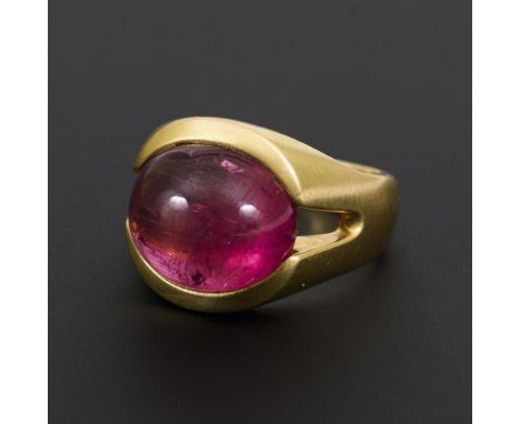 Unikat-Ring mit rosafarbenem Turmalin                Gelbgold 750 gestempelt.        Cabochon ca.13 x 11 x 8 mm. Ringgröße 56