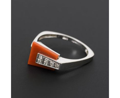 Ring mit Koralle? und Diamanten                Weißgold 585 gestempelt.        Ringgröße 59.        3,3 g.                6 k
