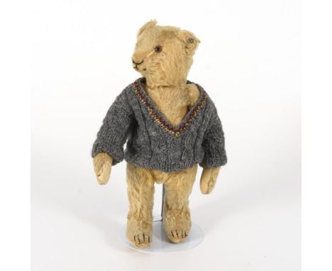 Blonder Teddy mit grauem Pullover    Steiff.        Knopf im Ohr (mit heruntergezogenem 'f').        Vor 1936.               