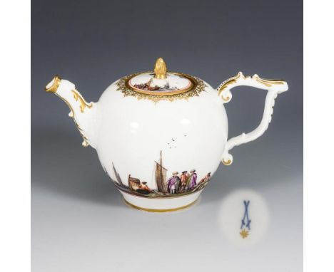 Barockes Teekännchen mit Kauffahrteimalerei    Meissen.        Schwertermarke, um 1740; beriebenes Vergolderzeichen, im Decke
