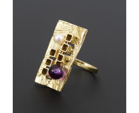 Designer-Ring mit Amethyst und Zuchtperle                Gelbgold 333 gestempelt.        Ringkopf 2,7 x 1,4 cm. Ringgröße 54.