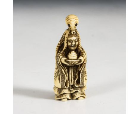 Elfenbein - Netsuke Mann mit Tintenfisch auf dem Kopf    Um 1900.        Japan.        Signiert.                    H 7 cm.  