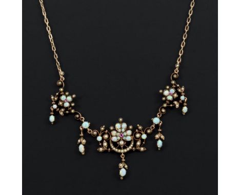 Reizvolles Jugendstilcollier mit Opalen und Perlchen                Roségold 333 gestempelt.        L 38/46 cm.        11,1 g