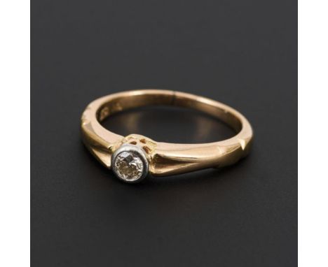 Ring mit Diamant                Roségold 585 gestempelt.        Ringgröße 50.        2,9 g.                Kleiner Diamant zw