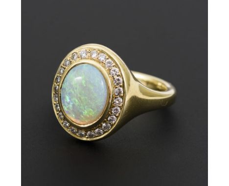 Entourage-Ring mit Opal und Brillanten                Gelbgold 585 gestempelt.        Opal ca. 1,20 ct. Brillanten gesamt ca.