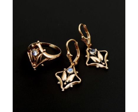 Jugendstilring und Ohrhängerpaar mit Mondsteinen                Gelbgold 585 gestempelt. Roségold 333 geprüft.        Ringgrö
