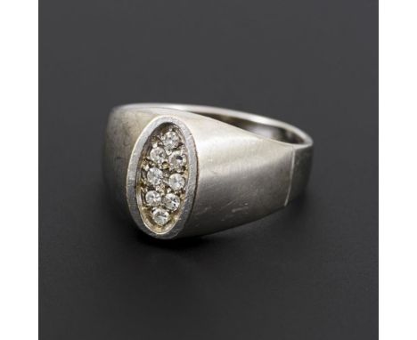 Ring mit Diamanten                Weißgold 585 gestempelt.        Ringgröße 58.        6,5 g.                8 eingelassene D