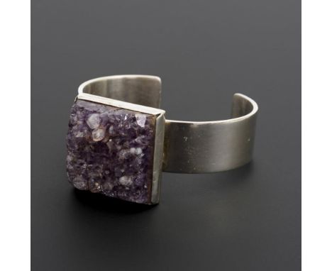 Seltener, dänischer Designer-Armreif mit Amethyststufe    Anni + Bent Knudsen.                    Silber 925 gestempelt. Entw