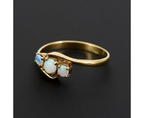 Ring mit Opalen                Gelbgold 585 gestempelt.        Ringgröße 53.        1,6 g.                3 kleine Cabochons 
