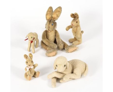 3 Hasen und 2 Lämmer    Steiff.        4x Knopf im Ohr.        Ab 1952.                    Mohairplüsch.        L 14-41 cm.  