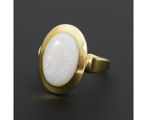 Ring mit Weißem Opal                Gelbgold 585 gestempelt.        Ringgröße 56.        4,8 g.                Zargengefasste