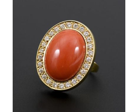 Moderner Ring mit Koralle und Brillanten                Gelbgold 585 gestempelt. Punze JKa.        Koralle ca. 6,80 ct. Brill